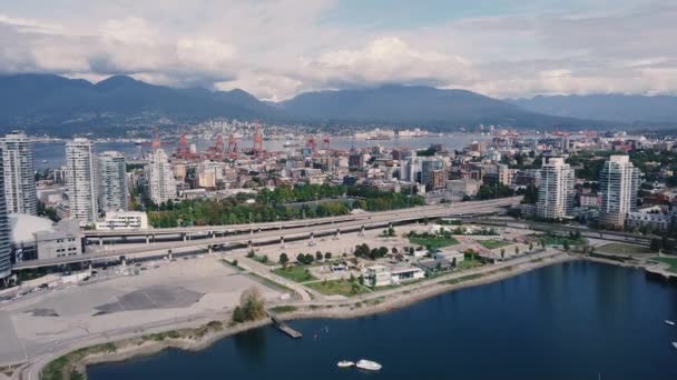温哥华港和桥的空中景观 白色和黑色的汽车经过 — 图库视频影像
