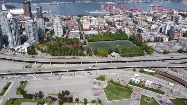 Luftaufnahme Von Vancouver Highway Hafen Downtonw Gebäuden Und Fußballplatz — Stockvideo