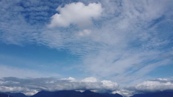 Modrá Obloha Mraky Nad Horami Kanadě — Stock video