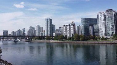 Vancouver şehir merkezinde güneşli ve sakin bir günde küçük bir trafik var.