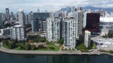 Güneşli bir günde mavi gökyüzü ve bulutlu Vancouver 'ın insansız hava aracı çekimi