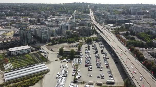 車と隣接する駐車場と北アメリカの橋の上からの眺め — ストック動画
