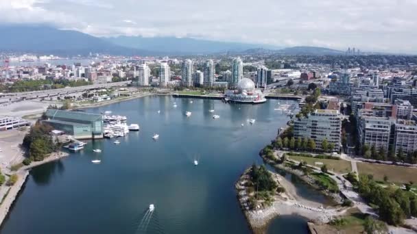 从温哥华的小溪上空俯瞰高山和奥运村 — 图库视频影像