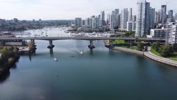 Luchtfoto Van Brug Naar Het Centrum Boten Vancouver Een Zonnige — Stockvideo
