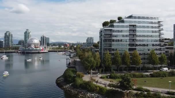 Drone Skott Kanadensiska Centrum Cykel Och Gångväg Bakom Pinjeträdet — Stockvideo