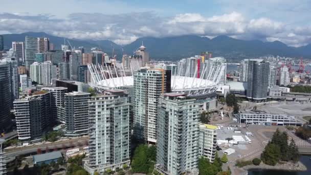 Stade Centre Ville Vue Aérienne Avec Les Nuages Les Montagnes — Video