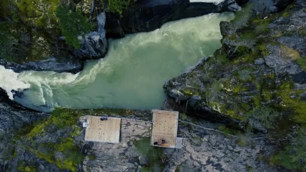 Vue Aérienne Des Eaux Tourbillonnantes Entourées Gros Rochers Point Vue — Video