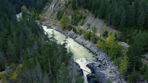 Leť Přes Divokou Řeku Vodopád Přilehlým Smrkovým Lesem Železnicí — Stock video