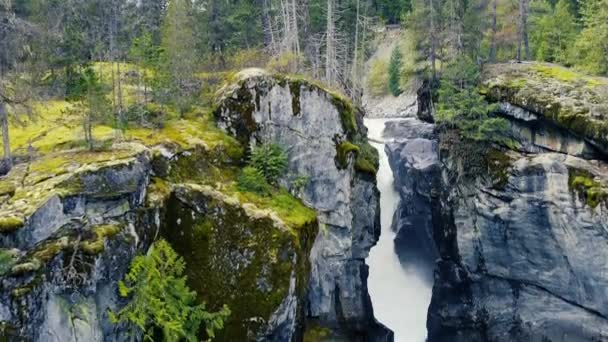 Cachoeira Entre Rochas Enormes Dia Ensolarado Canadá — Vídeo de Stock