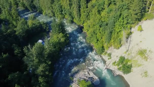 Πετάξτε Πάνω Από Άγριο Ποτάμι Στα Βουνά Του Καναδά Καταγραφές — Αρχείο Βίντεο