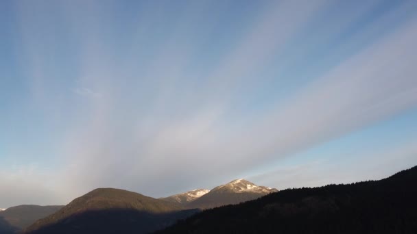 朝の青空と山の景色 — ストック動画