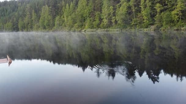 Uitzicht Kristalhelder Water Het Meer Met Bewegende Mist Vissers Bobber — Stockvideo