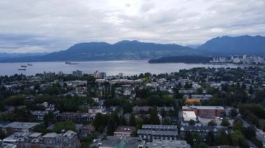 Kitsilano 'nun yukarıdan görünüşü, bekleyen gemiler ve arka planda dağlar.