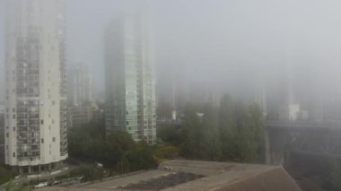 Vancouver şehir merkezinin yoğun sisle kaplı insansız hava aracı görüntüsü.