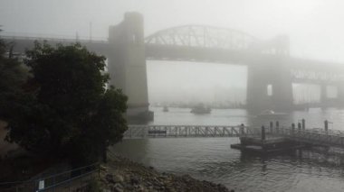 Vancouver 'daki köprünün üzerindeki duman ve sisin hava görüntüsü.