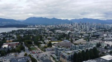 Bulutlu bir günde, Vancouver şehir merkezinin ön planda olduğu hava manzarası