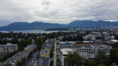 Çatıların, ağaçların ve Kanada 'nın arkası dağlarla çevrilidir.