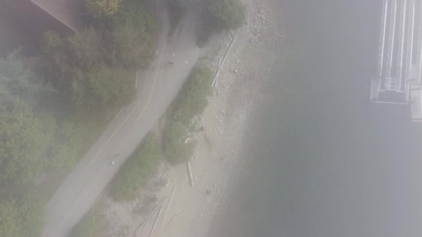 Pohled Shora Dolů Lidi Procházející Hlubokém Smogu Kanadě — Stock video