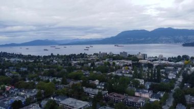 Kitsilano 'nun üzerinden uç, bekleyen gemiler ve arka planda dağlar.