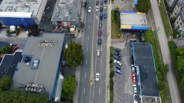 Top Zicht Canadese Weg Geparkeerde Auto Vliegen Richting Bergen — Stockvideo