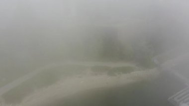 Vancouver 'daki koşu ve bisiklet yolunun üstündeki sisin en alt görüntüsü