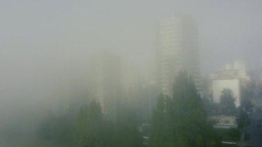 Vancouver 'ın güneşli bir günde yoğun dumanla kaplanmış insansız hava aracı çekimi.