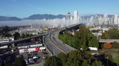 Vancouver şehir merkezinde güneşli bir günde sislerin ve dumanların altında