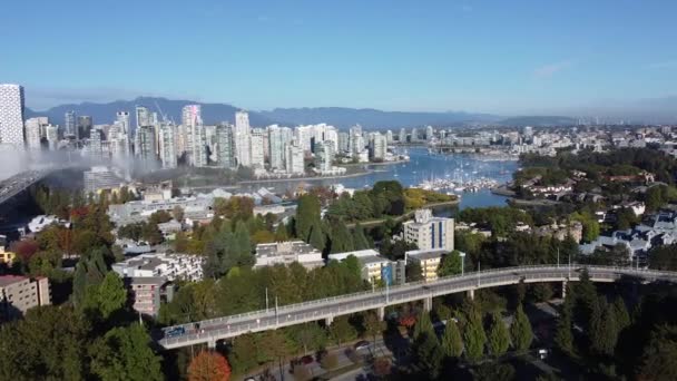 Vuele Hacia Centro Vancouver Día Soleado Con Humo Sobre Ciudad — Vídeo de stock