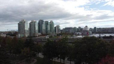 Bulutlu bir günde Vancouver gökdelenlerinin hava manzarası