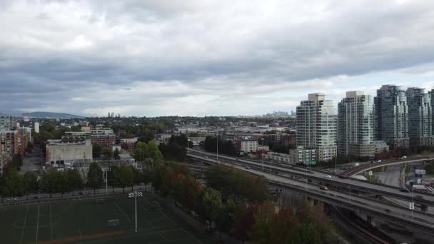 橋の上の都市 サッカー場 高速道路のドローンショット — ストック動画