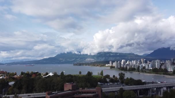 Vista Aérea Baía Inglesa Vancouver Nuvens Sobre Montanhas — Vídeo de Stock