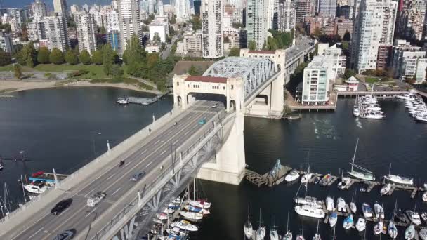 Вид Воздуха Мост Беррард Ванкувере Проезжают Машины Велосипеды — стоковое видео