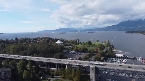 Vista Aérea Ponte Navios Carga Espera Baía Vancouver — Vídeo de Stock