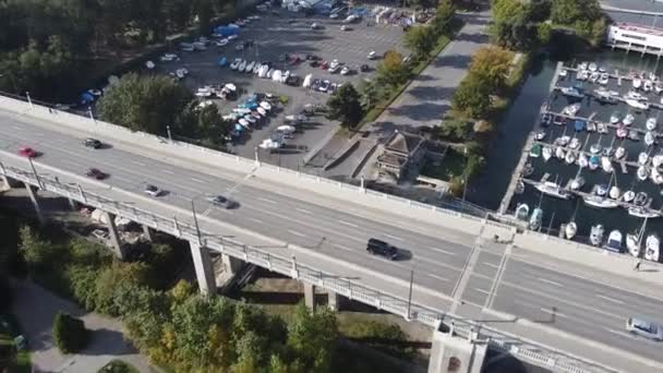 Widok Góry Most Niskim Natężeniem Ruchu Zaparkowanych Łodzi — Wideo stockowe