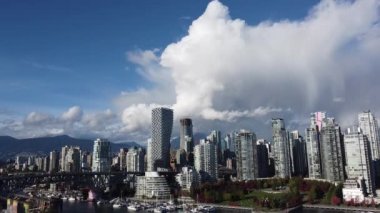 Vancouver şehir merkezinde bulutlar ve renkli ağaçlarla dolu küçük sonbahar parkı