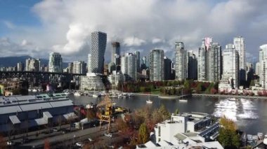 Vancouver şehir merkezinin hava manzarası ve kırmızı ve yeşil ağaçlı sonbahar parkı.
