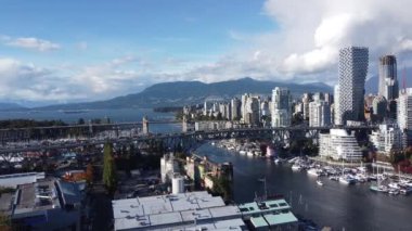 Şehir merkezinde Vancouver ve güneşli ve bulutlu bir günde köprüler