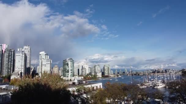 Schlussbild Der Innenstadt Von Vancouver Einem Sonnigen Tag Und Herbstbäumen — Stockvideo