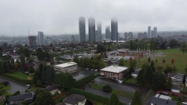 Yağmurlu bir günde Vancouver gökdelenlerinin hava manzarası