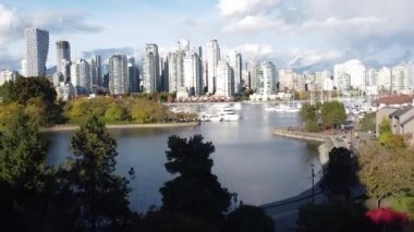 Vancouver 'ın açılış sahnesi güneşli bir günde