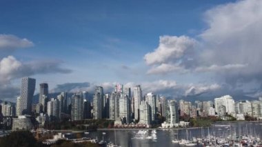 Güneşli ve bulutlu bir günde Vancouver şehir merkezinin hava manzarası