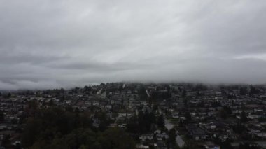 Bulutlu bir günde Kanada 'daki küçük evlerin hava manzarası