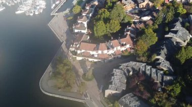 Sahil yolunda koşucular ve motorcularla birlikte suyun yakınına uç.