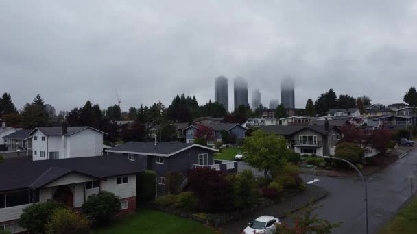 前に小さな家がある雲の中の高層ビルのオープニングショット — ストック動画