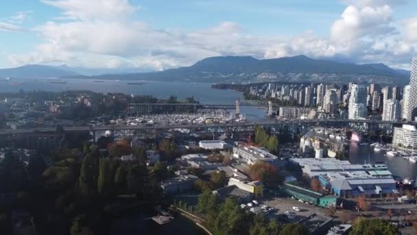 Vancouver Şehir Merkezinin Hava Manzarası Güneşli Bir Günde Köprüler Kargo — Stok video