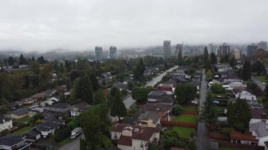 Vancouver 'da yeni binalarla küçük evlerin üzerinden uç.
