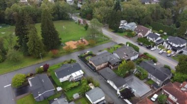 Vancouver 'daki küçük evlerin ve yeşil oyun alanlarının üzerinden uç