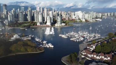 Vancouver şehir merkezinde sonbahar boyunca bulutlu ve dağlı hava manzaralı