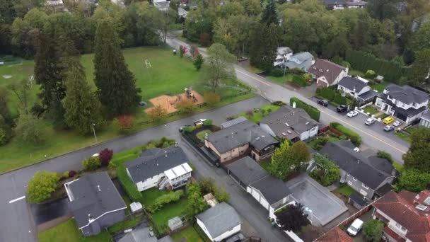 Летите Над Маленькими Домами Зеленой Игровой Площадкой Ванкувере — стоковое видео