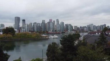 Bulutlu bir günde şehir merkezinde Vancouver 'ın hava görüntüsü. Önde çalışan yol